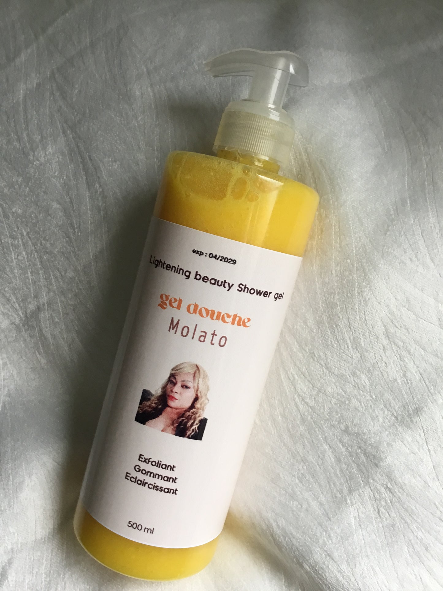 GEL DOUCHE MOLATO GOMMANT TEINT JAUNE BANANE ULTRA ÉCLAIRCISSANT 500 g / MOLATO EXHAUST SHOWER GEL ULTRA LIGHTENING BANANA YELLOW COMPLEXION 500 g