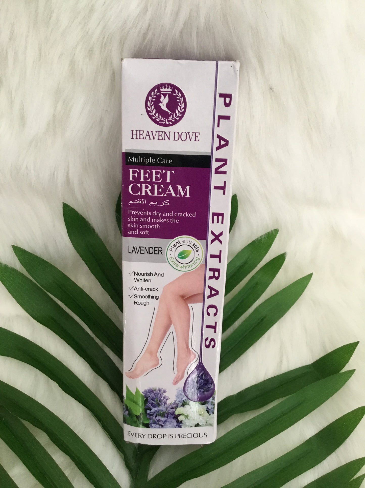 Crème pour les pieds soins multiples extra blanchissante à la lavande./Extra whitening multi-care foot cream with lavender.